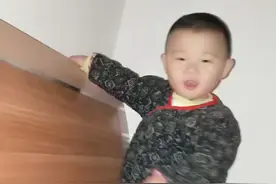 凌晨2点吃饱奶，不睡觉锻炼站立