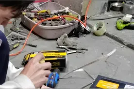 雅迪电动车安装锂电池。视频封面