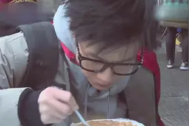薛之谦街头吃早餐，大爷竟不知道他是谁，这也太打脸了！