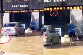 可气！男子往街边积水中扔玻璃 实拍：男子高抛碎玻璃扔入积水中视频封面