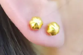 现场演示为美女佩戴黄金耳钉，一只耳朵两个耳洞，既漂亮又时尚。