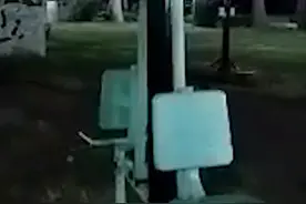 印公园健身器材深夜自行运动，场面诡异，被疑是超自然现象。