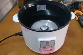 老款电饭锅出现不通电现象一般都是这个小零件坏了，看了你也会修