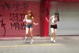 电音神曲《Seve》，国外美女完美鬼步舞演出！高能涌动