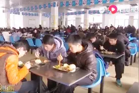 这个食堂太牛了，为学生提供多顿“免费”午餐，还给学生餐卡充钱