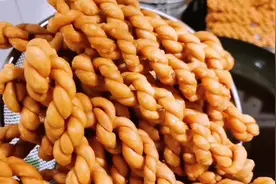 炸麻花，经典做法，儿时的味道，金黄酥脆，越嚼越香，越嚼越有味