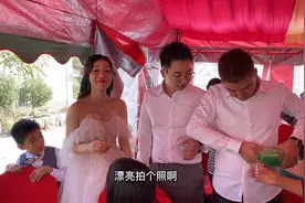农村土豪婚礼，新娘漂亮，新郎又帅又有钱，彩礼100万。视频封面