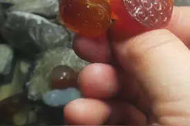 莲蓬是指荷花的花心，里边包含多个莲子。取其谐音有莲子之意。