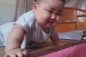 宝宝一大早“干坏事”表情搞笑！最后竟然又舒服的睡起回笼觉了。视频封面