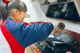 13岁的大姐第一次下厨，做菜跟玩似的，味道还真不赖妈妈直夸好吃