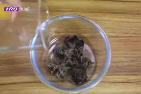 干蘑菇究竟怎么泡发才能又快又好呢？教你几个生活妙招，快学起来视频封面