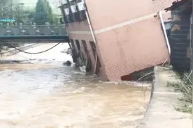 杭州余杭鸬鸟镇暴雨后房屋倾斜、道路冲毁 正紧急救援视频封面