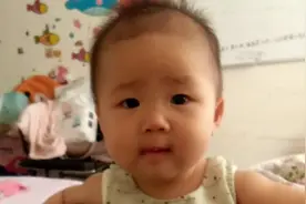 六个月宝宝也心疼妈妈，看到妈妈哭居然是这样的反应，暖心视频封面