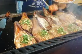 贵阳二七路小吃街，一个烤茄子就要10块钱，一晚上能卖200多个