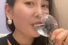大美丽参加酒局，敬了三杯酒说了三段祝福语，获得满堂喝彩，真好视频封面