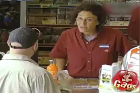 国外恶搞，超市扫码机坏了，暴躁收银员直接把顾客商品扔了视频封面