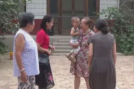 邻居婶子来串门，大娘干了啥把孩子吓哭了要回家？笑的小霞肚子疼视频封面