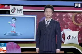 贵州凯里：危险！行驶中的凯迪拉克车顶坐美女，一坐还是俩视频封面