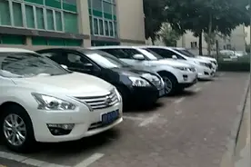 在深圳某工业园区上班的员工停车还要收取昂贵的停车费，伤不起视频封面