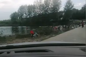 农村孩子在河里洗澡玩嗨了，洗一天都愿意，能勾起你的儿时回忆吗视频封面