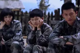 麻辣女兵：找班长的弱点，这三却找到狗的身上，还坐在他对面发呆视频封面