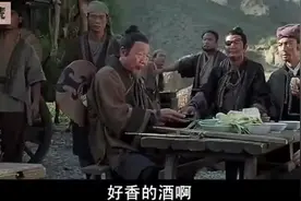 锦衣卫青龙吃着鸡腿打山贼，亮出锦衣卫腰牌后，山贼腿都怂了