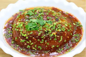 四川人喜欢这样吃肘子，一口肉一口饭超过瘾，软烂鲜香一点不油腻