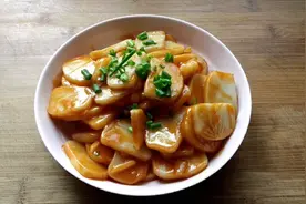 萌萌妈用番茄酱炒的年糕，味道酸甜，嚼起来软糯Q弹，特别好吃！视频封面