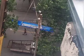 顶着40多度的高温在屋顶焊彩钢瓦，工人师付们辛苦了视频封面