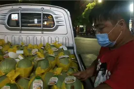 小伙摆摊生涯，晚上22点开始收摊，还要开40多公里回家，就是热爱视频封面
