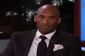 一脸无奈！科比被主持人现场调侃！观众大笑！视频封面