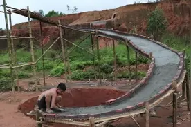 小伙在自家空地上，自己动手建筑滑冰场，快来看看效果吧