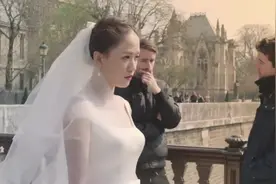新娘结婚失败，穿婚纱独自走在街头，结果被劫匪盯上，不慎掉下河