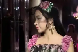 米兰时装周GabbanaT台秀，热巴女王美翻全场！视频封面