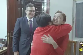 感动！乌克兰小伙迎娶潮汕新娘：我等了两年了！视频封面