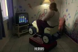 大叔人老心不老，去超市偷了辆投币摇摇车回家，童真满满视频封面