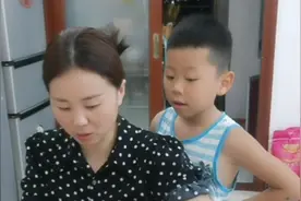 公立学校没食堂，为解决孩子早餐，上班族妈妈提前准备食材视频封面