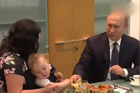 铁汉柔情！大帝对萌娃“摸头杀”，真是太可爱了！视频封面