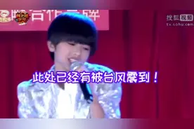蔡徐坤小学时的青涩表演，你觉得如何唱得怎么样？的确还挺有范的