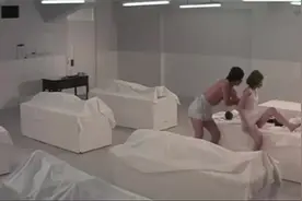 护工把死人推进太平间，顺便把金牙拔掉挣外快视频封面