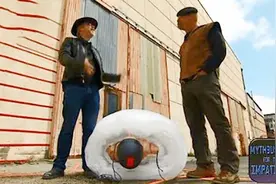 国外牛人把气泡膜裹满全身，从10米高的地方跳下去，结果如何？