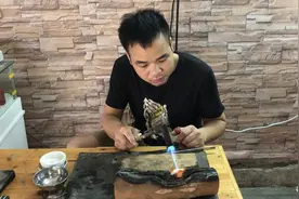 乡村土方法木头融银，银匠还是喜欢用原始的方式，这年代罕见哦！