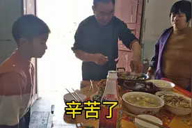 洲洲妈妈一家三代四口的团年饭，祝大家新年快乐，万事如意视频封面