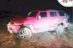 吓人！济南一越野车黄河滩“撒野”，翻车打滚新车摔残视频封面