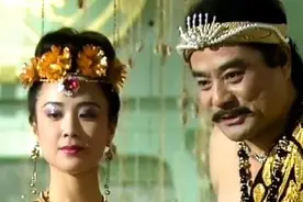 妖妃妲己又想出折磨人的蛇窝，在美女都进去喂蛇🐍视频封面