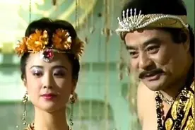 妖妃妲己又想出折磨人的蛇窝，在美女都进去喂蛇🐍视频封面