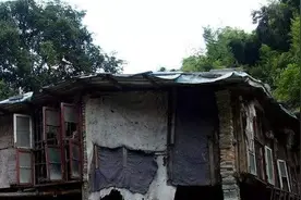 深山废弃房子里，发现好多女士私人物品，小伙发现诡异物品被吓跑视频封面