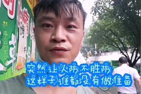 农村小伙在城里找不到好的工作，只能背着包哪里都去，还被雨困住