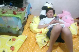 搞怪的女朋友！真拿她没办法