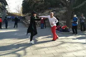 北京阳光明媚，光头跳舞大哥，舞蹈太妖娆视频封面